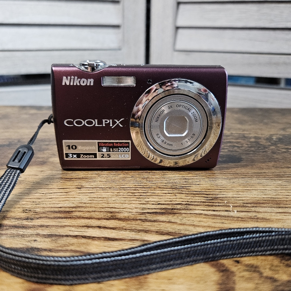 Nikon COOLPIX S220 10.0MP Digital Camera - Plum